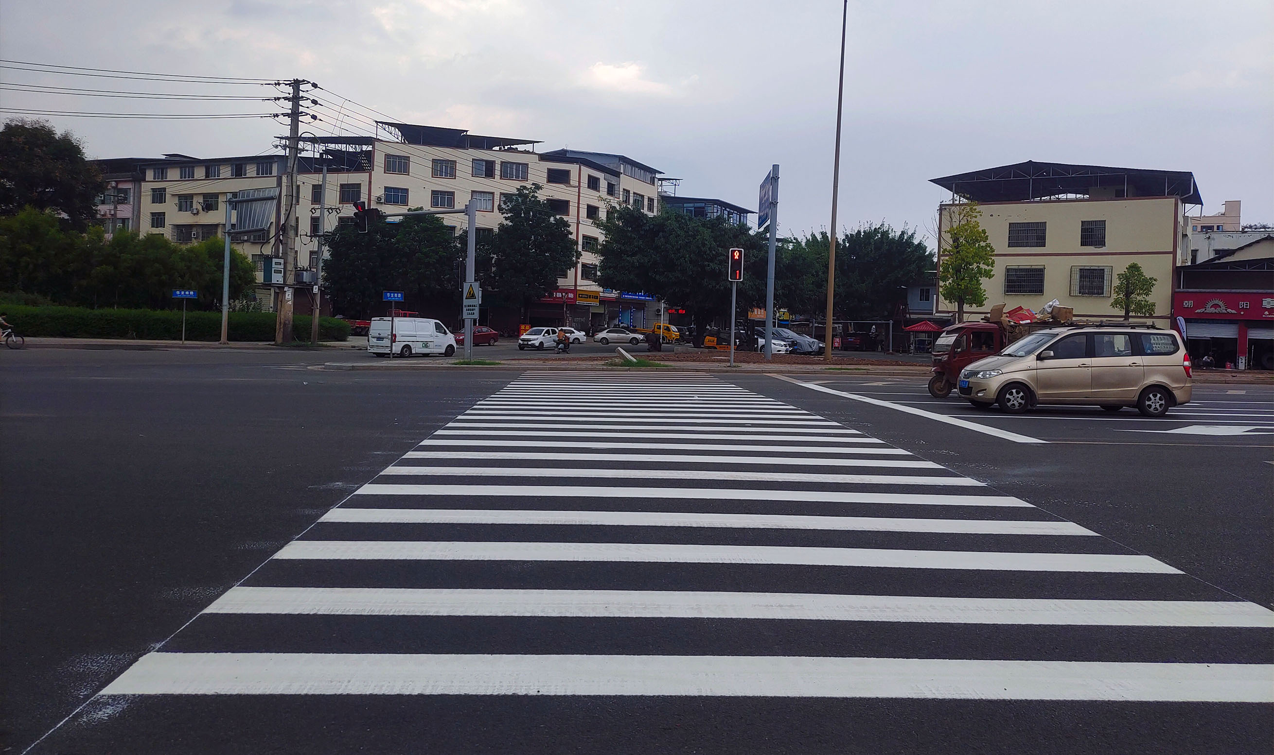 防滑斑马线：以细节守护安全，让通行更有保障