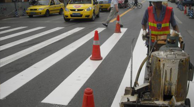 划明道路交通标线，消除行车安全隐患！