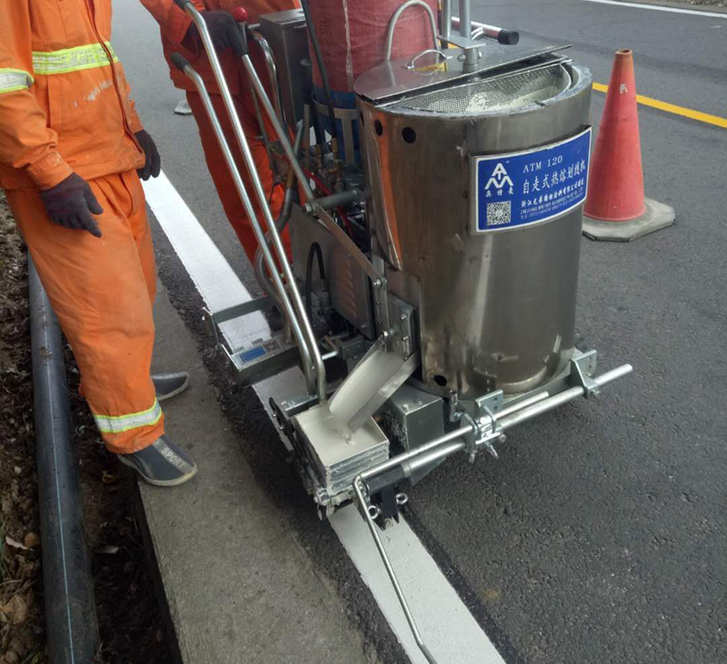 道路交通标线施工现场