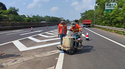 如何在高速公路上进行道路交通标线施工？