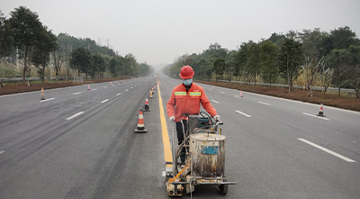 城市道路进行道路交通标线施工有哪些注意事项？