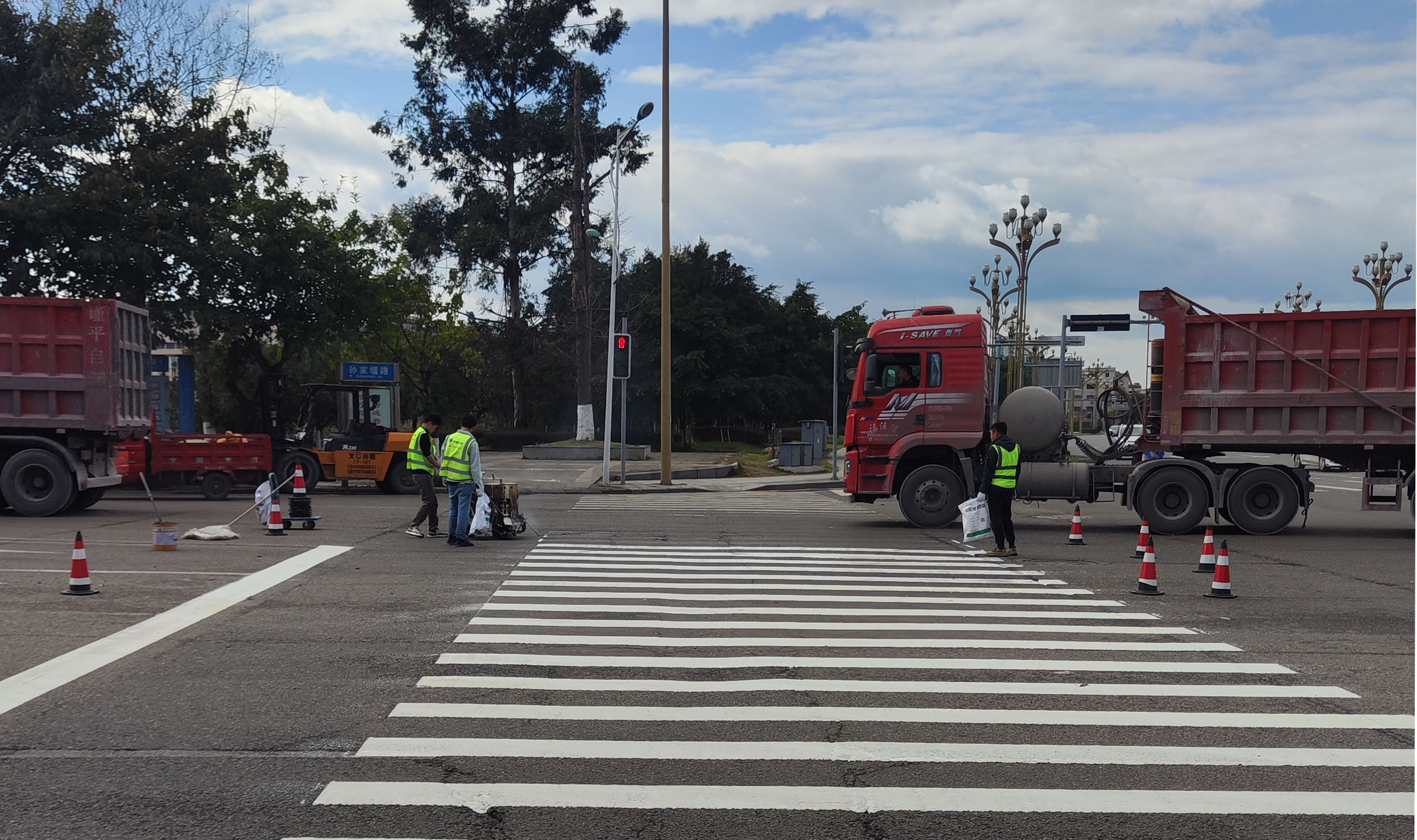 防滑斑马线：以细节守护安全，让通行更有保障