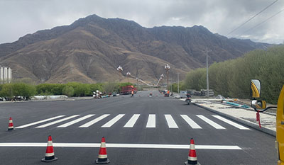 四川城区路口斑马线翻新改造